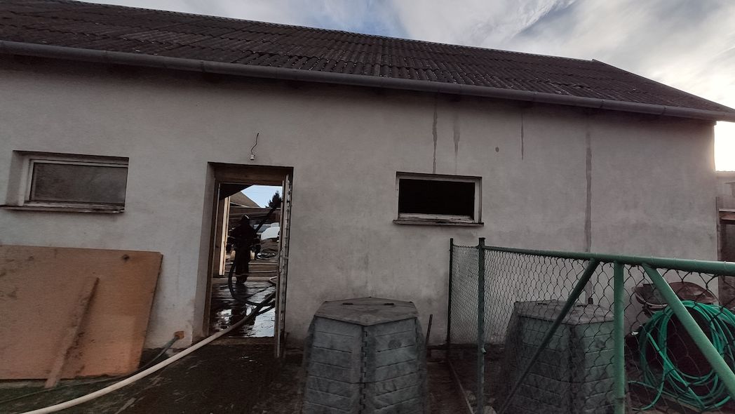 Na Opavsku vzplála stodola, z plamenů vytáhli muže v bezvědomí